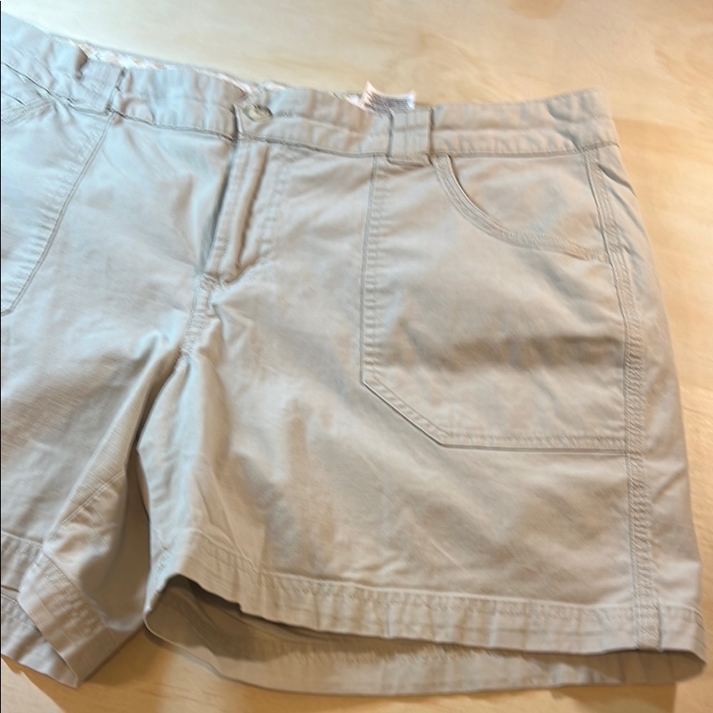 Columbia Women's Light Tan Cargo Shorts
Sz 14